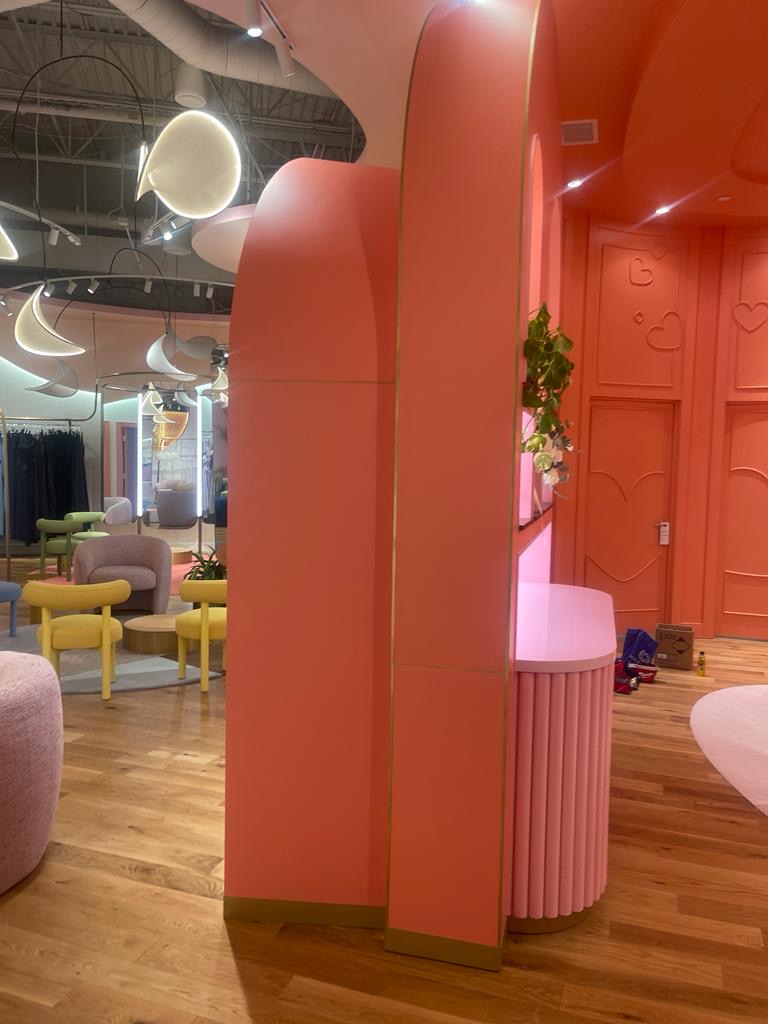 Fixture volumes within the retail floor