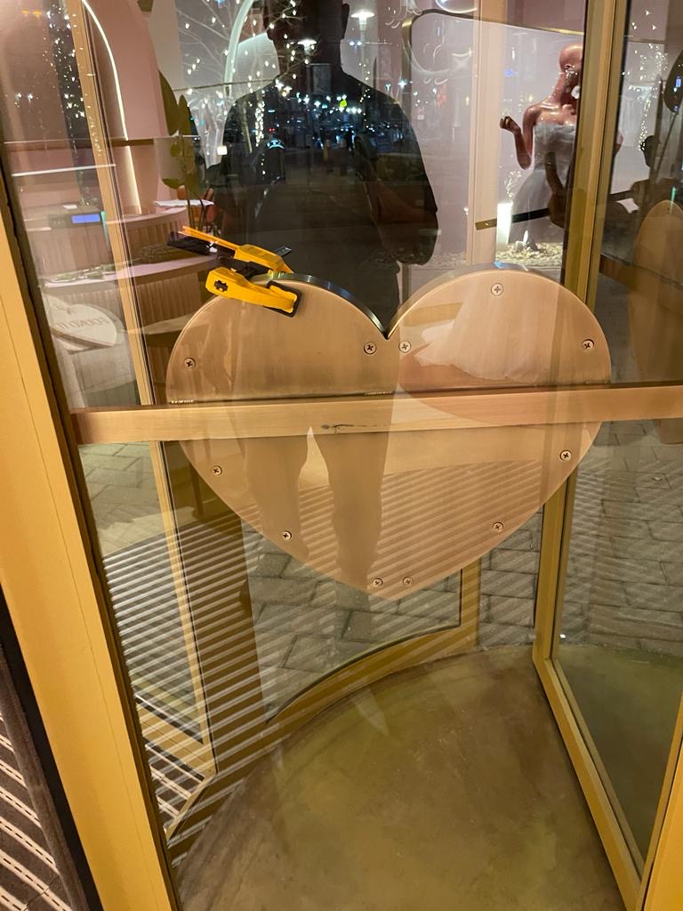 Fixing points and edge alignment verified on the glass face.